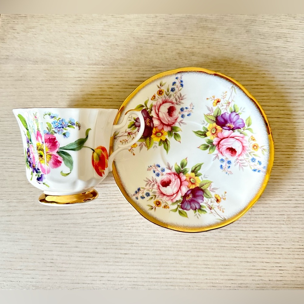 VINTAGE QUEEN’S TEA CUP AND SAUCER MADE IN ENGLAND FINE BONE CHINA COLLECTIBLE